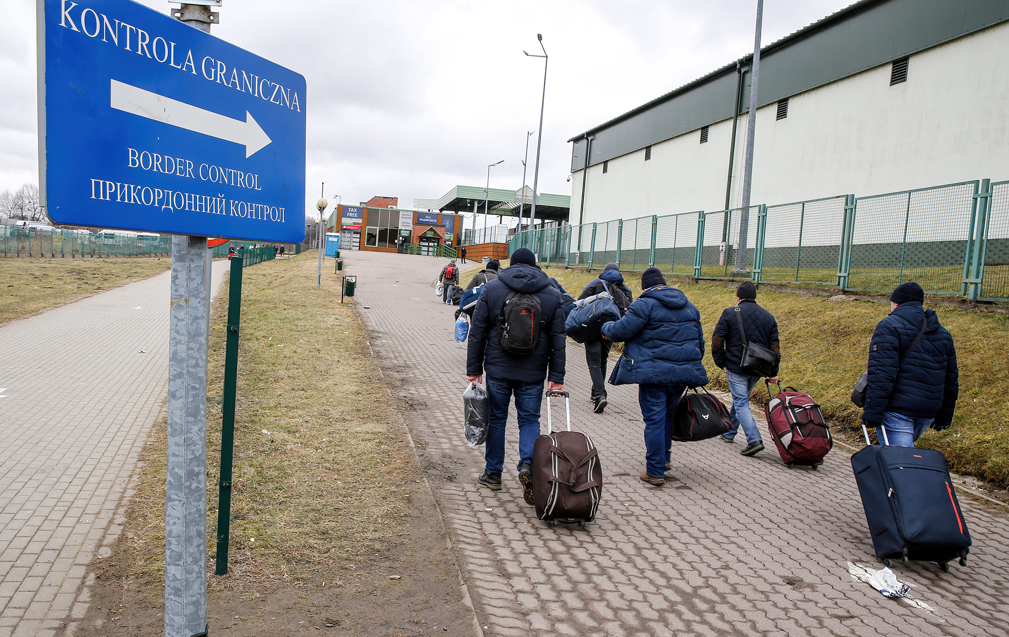 Чому чоловіків розвертають на кордоні та як уникнути відмови у виїзді: всі деталі